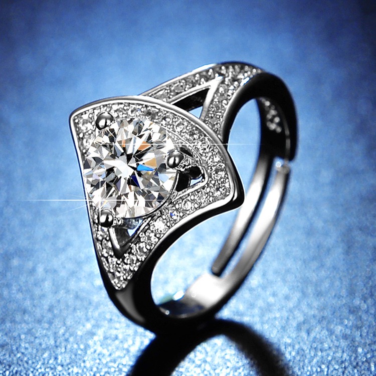 ແຫວນເພັດຊົງ Triangle Halo 1 ກະຣັດ