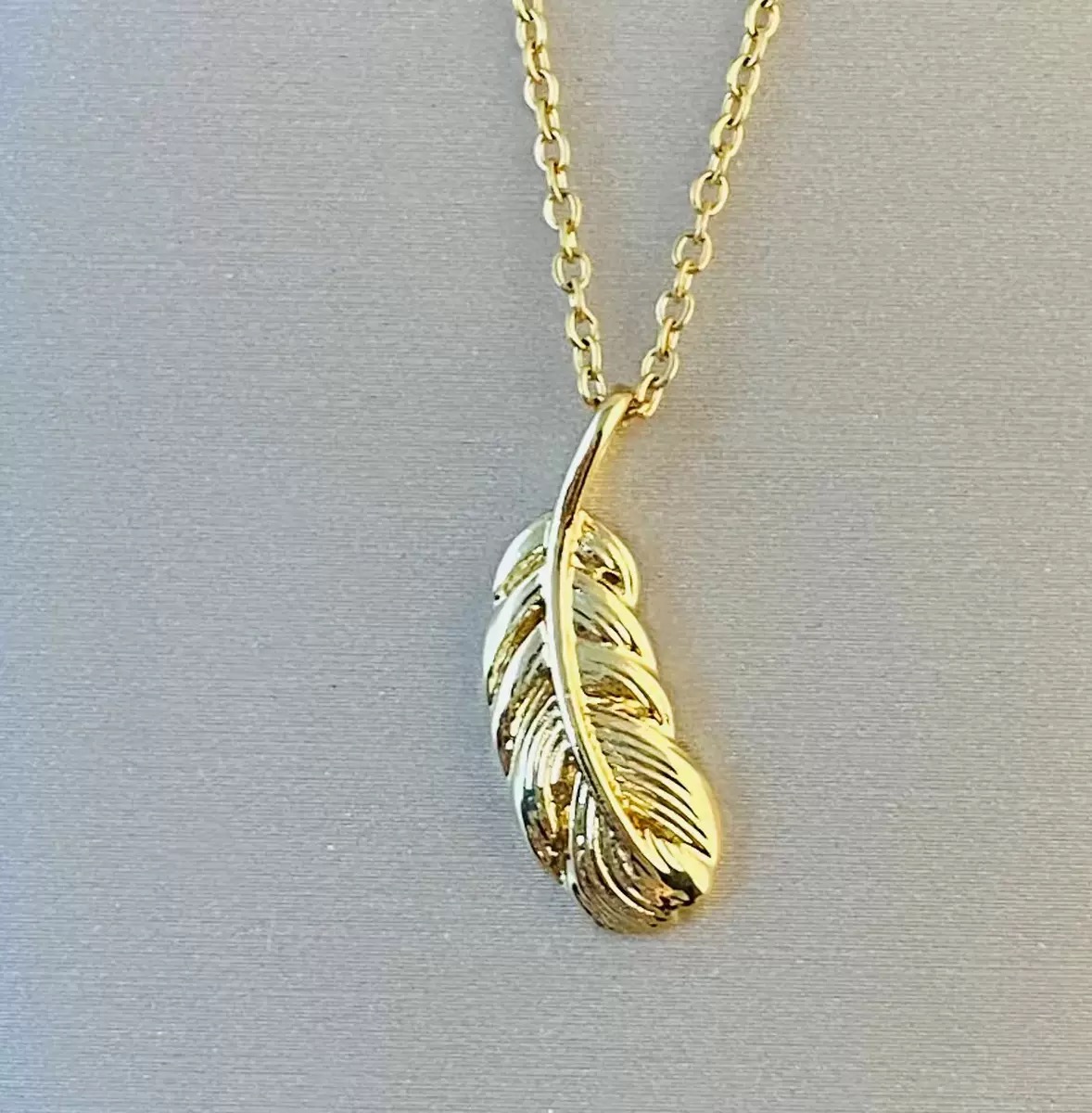 N-stl162-ສາຍຄໍ Golden Feather – ຂົນນົກແຫ່ງອິດສະຫຼະ