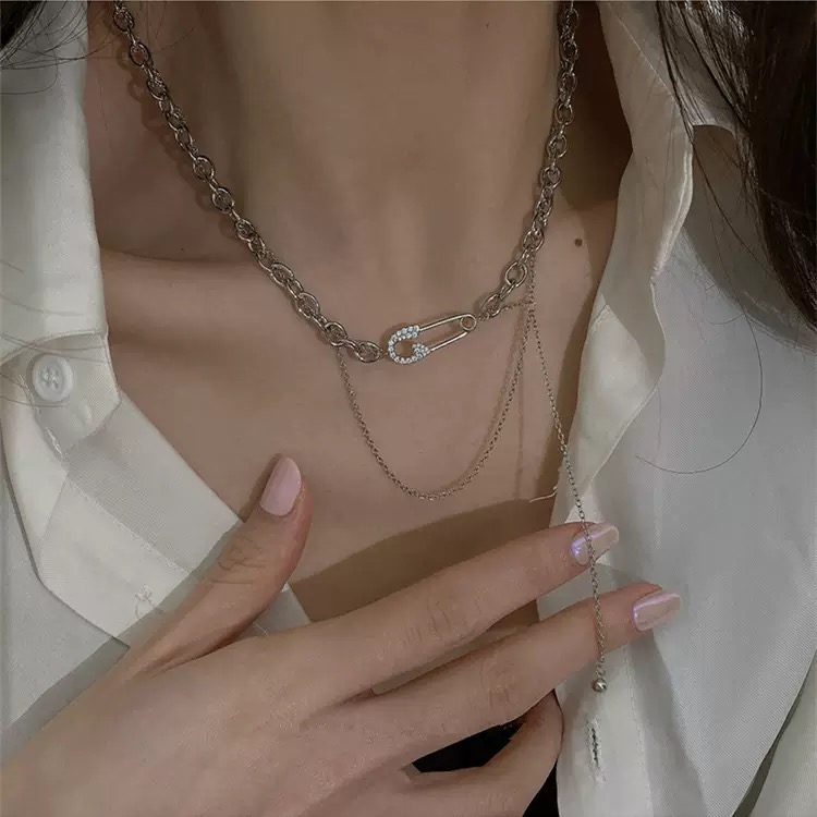 N-stl164-ສາຍຄໍ Silver Pin Chic – ສະເໜ່ແຫ່ງຄວາມໝັ້ນໃຈ